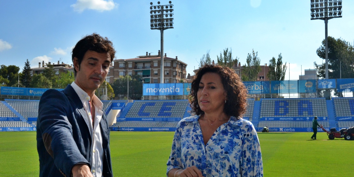 El director general del CE Sabadell i la tinenta d'alcaldessa i regidora d'Esports Montse González, aquest matí. Autor: J.d.A.