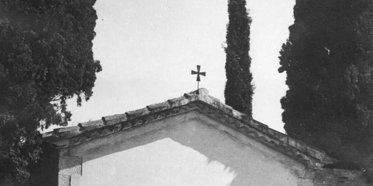 Foto de portada: l’antiga creu, dalt de la capella, l’any 1921. Font: Associació Cultural de Can Feu.