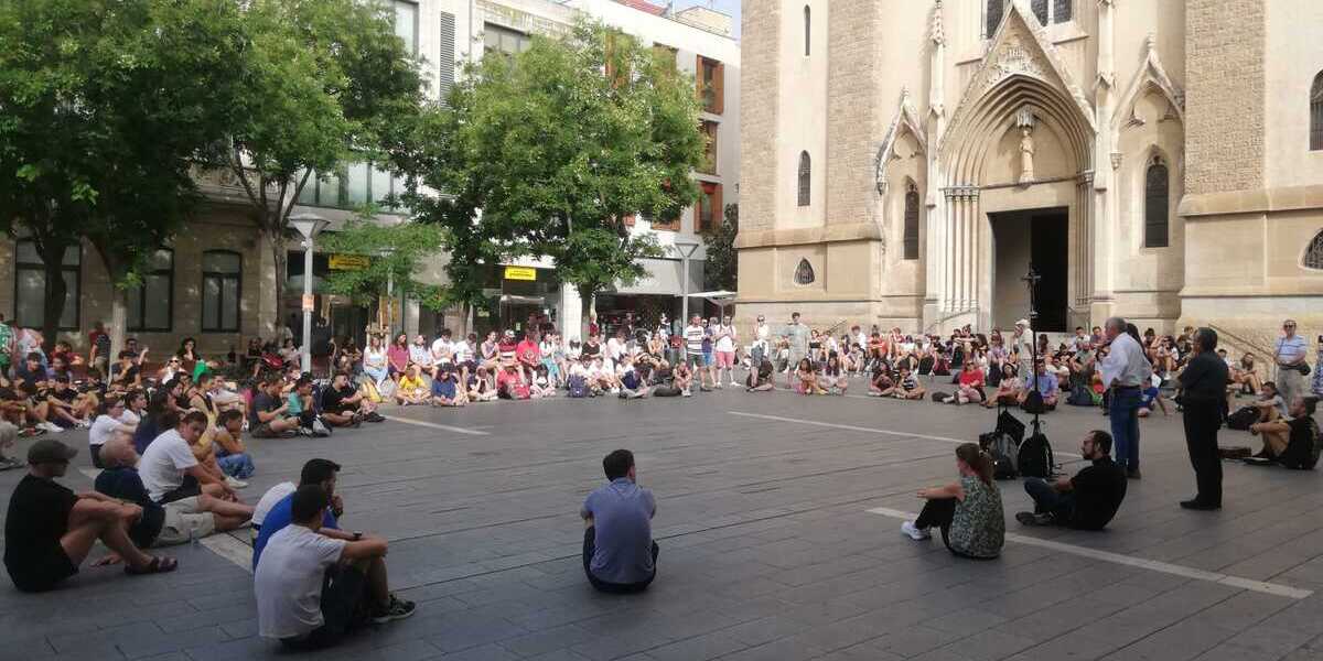Un grup de joves catòlics italians, a la plaça Sant Roc. Autor: Jordi M.