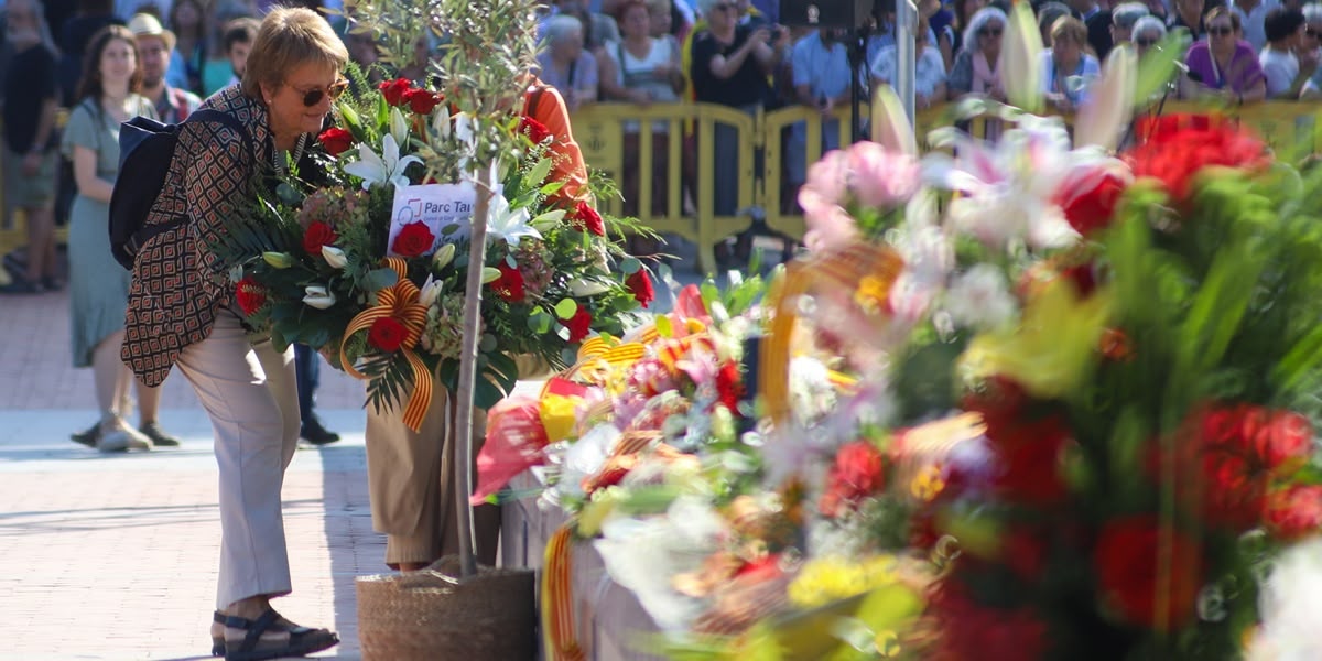 Foto portada: ofrena floral a la Diada Nacional. Autor: Alba Garcia Barcia.