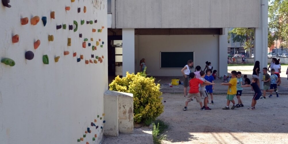 Foto portada: el pati de l'escola Can Deu, en una imatge d'arxiu. Autor: J.d.A.