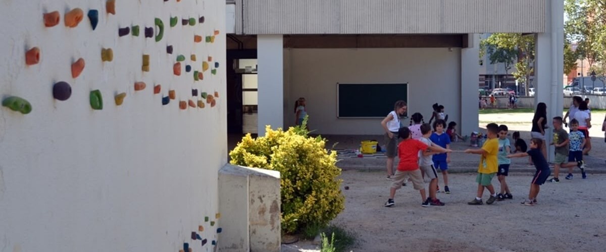 Foto portada: el pati de l'escola Can Deu, en una imatge d'arxiu. Autor: J.d.A.