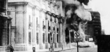 Foto portada: bombardeig del Palau de la Moneda, l'11 de setembre de 1973, per part dels militars de Pinochet.