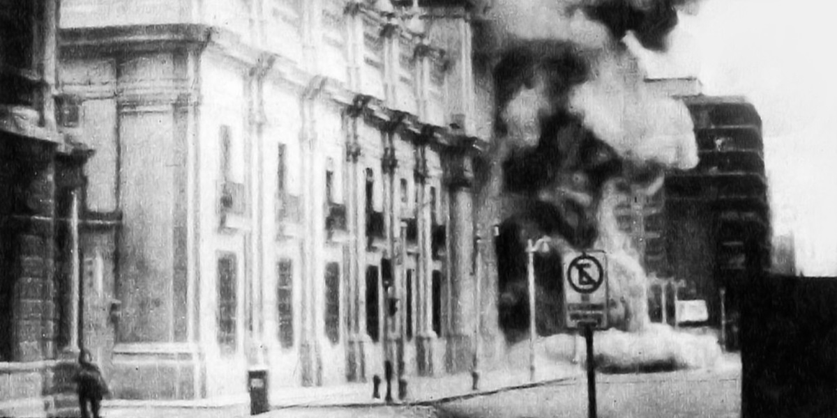 Foto portada: bombardeig del Palau de la Moneda, l'11 de setembre de 1973, per part dels militars de Pinochet.