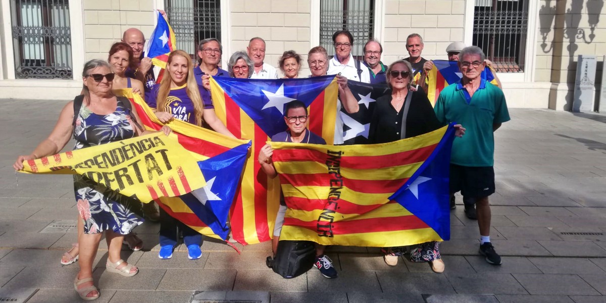 Representants d'entitats independentistes de Sabadell, a la plaça Sant Roc. Autor: Jordi M.
