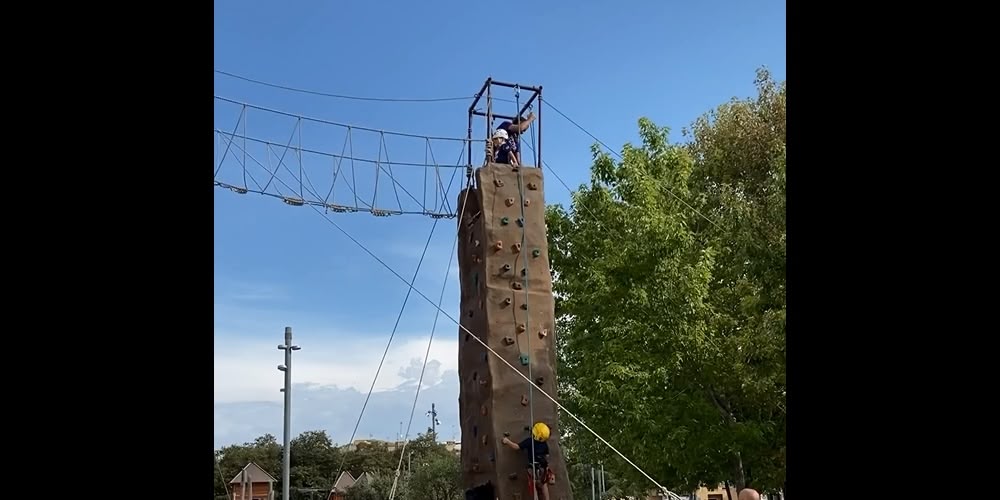 Foto portada. captura de vídeo d'una de les atraccions de l'Espai Aventura't de Castellar, aquest dimarts.