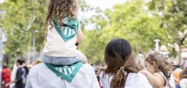 Foto portada: una família amb mocadors de festa major. Autora: Berta Tiana / Ajuntament.