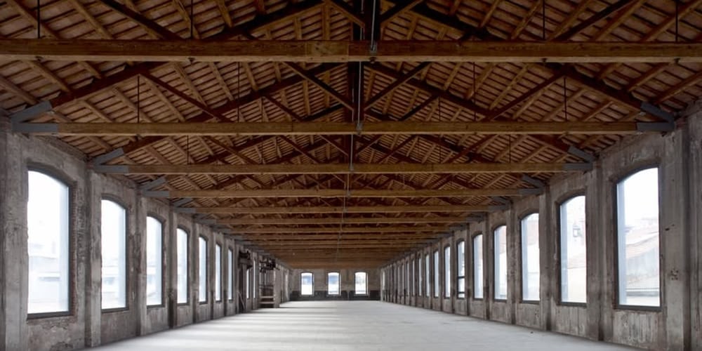 Foto portada: nau interior del Vapor Pissit, on s'hauria d'ubicar el Museu Tèxtil segons una moció aprovada fa dècades pel ple municipal.