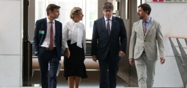 Foto portada: Jaume Asens, Yolanda Díaz, Carles Puigdemont i Toni Comín, al Parlament Europeu, fa uns dies. Autor: ACN.