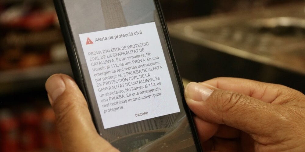 Foto portada: avís de Protecció Civil, aquest migdia. Autor: Albert Segura /ACN.