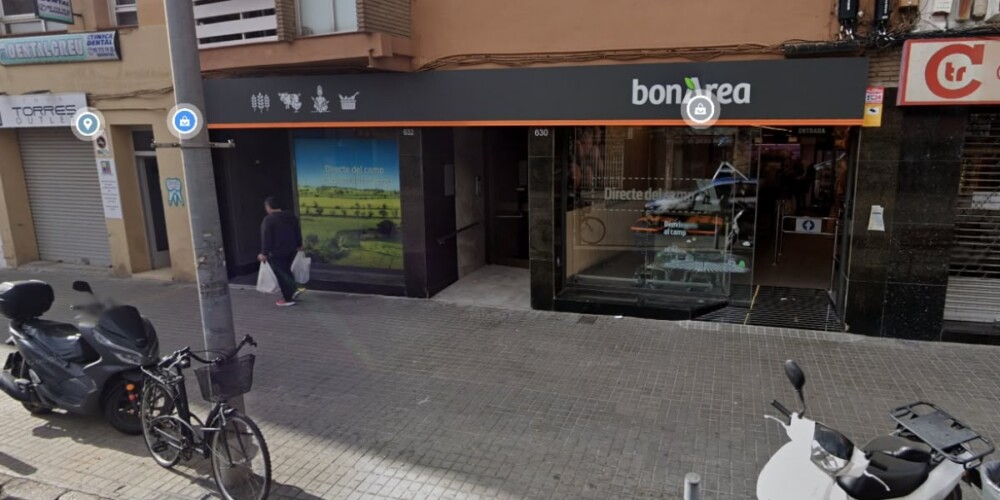 Foto portada: el conegut supermercat on es va produir el robatori amb violència. Foto: Google Street View.