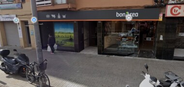 Foto portada: el conegut supermercat on es va produir el robatori amb violència. Foto: Google Street View.