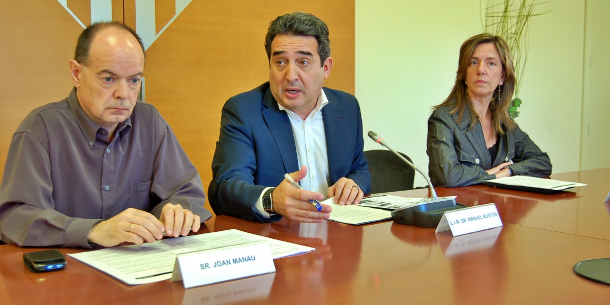 Foto portada: l'alcalde de Sabadell, Manuel Bustos, al maig de 2012. A la seva dreta, la tinenta d'alcalde i diputada Montserrat Capdevila. Autor: J.d.A.