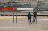 Foto portada: viatgers esperant un tren a l'estació Sabadell Sud, en una imatge d'arxiu. Autora: Alba Garcia.