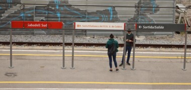 Foto portada: viatgers esperant un tren a l'estació Sabadell Sud, en una imatge d'arxiu. Autora: Alba Garcia.