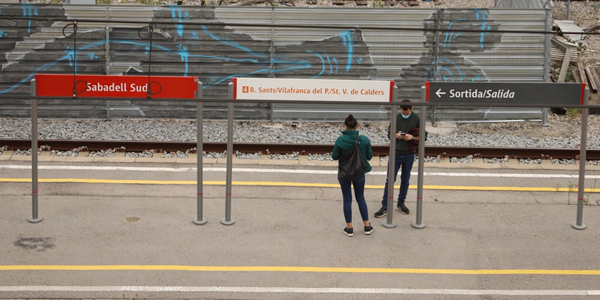 Foto portada: viatgers esperant un tren a l'estació Sabadell Sud, en una imatge d'arxiu. Autora: Alba Garcia.