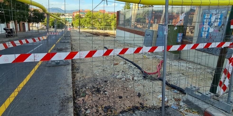 Foto portada: obres per fer el camí escolar de l'escola pública Pau Casals, fa un temps. Autor: David B.