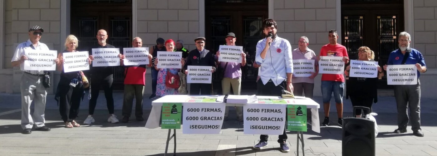 Ramón Giménez, presentant les 6.000 signatures per reformar el mercat de Campoamor. Autor: Jordi M.