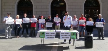 Ramón Giménez, presentant les 6.000 signatures per reformar el mercat de Campoamor. Autor: Jordi M.