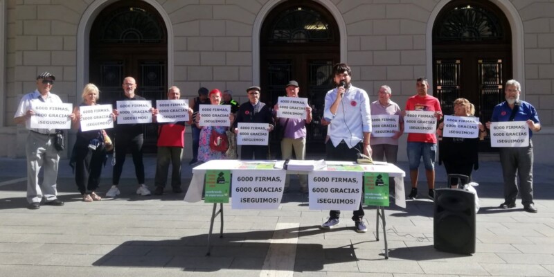 Ramón Giménez, presentant les 6.000 signatures per reformar el mercat de Campoamor. Autor: Jordi M.