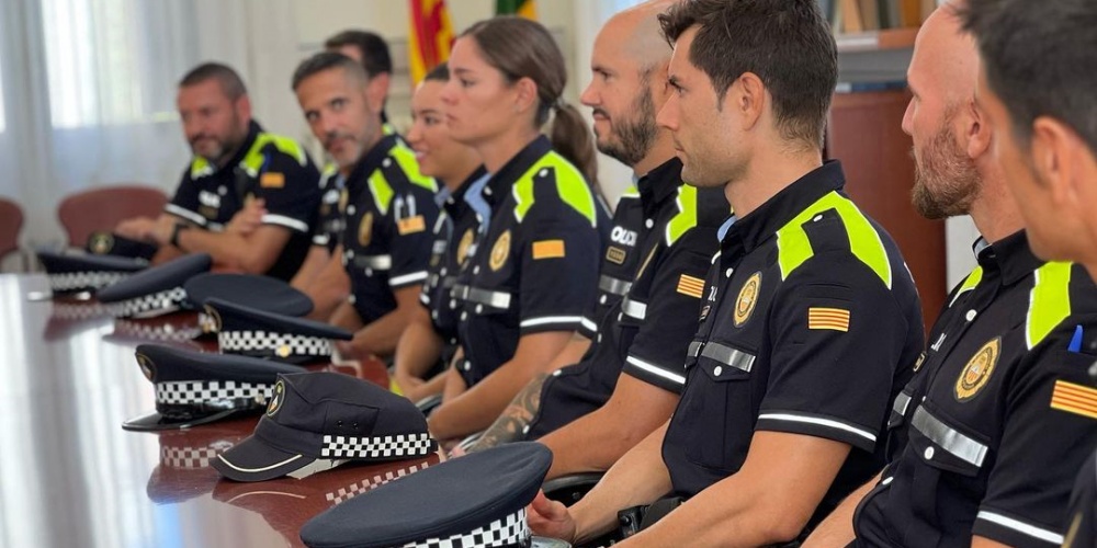 Foto portada: rebuda als nous agents de la Policia Municipal. Autor: Ajuntament / cedida.