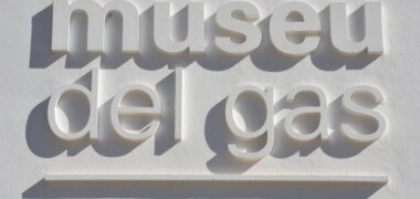 Foto portada: exterior del Museu del Gas, fa un temps. Autor: David Bl