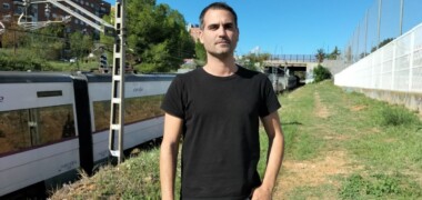 Foto portada: el regidor de la Crida Oriol Rifer, al seu pas per Can Llong. Autor: cedida.