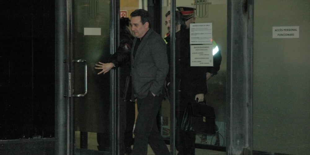 Foto portada: l'exalcalde de Sabadell, Manuel Bustos, el primer cop que va sortir dels jutjats després de declarar pel cas Mercuri, al desembre de 2012. Autor: D.Bisbal.