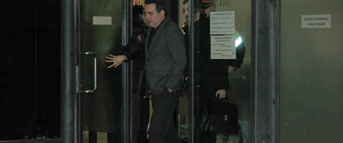 Foto portada: l'exalcalde de Sabadell, Manuel Bustos, el primer cop que va sortir dels jutjats després de declarar pel cas Mercuri, al desembre de 2012. Autor: D.Bisbal.