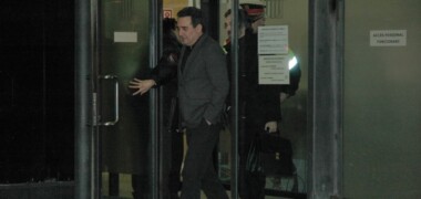 Foto portada: l'exalcalde de Sabadell, Manuel Bustos, el primer cop que va sortir dels jutjats després de declarar pel cas Mercuri, al desembre de 2012. Autor: D.Bisbal.