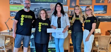 L'equip de Kareba Viatges amb la guanyadora del 10è concurs de fotos #EstiuSabadell - Memorial David Bisbal. Autor: J.d.A