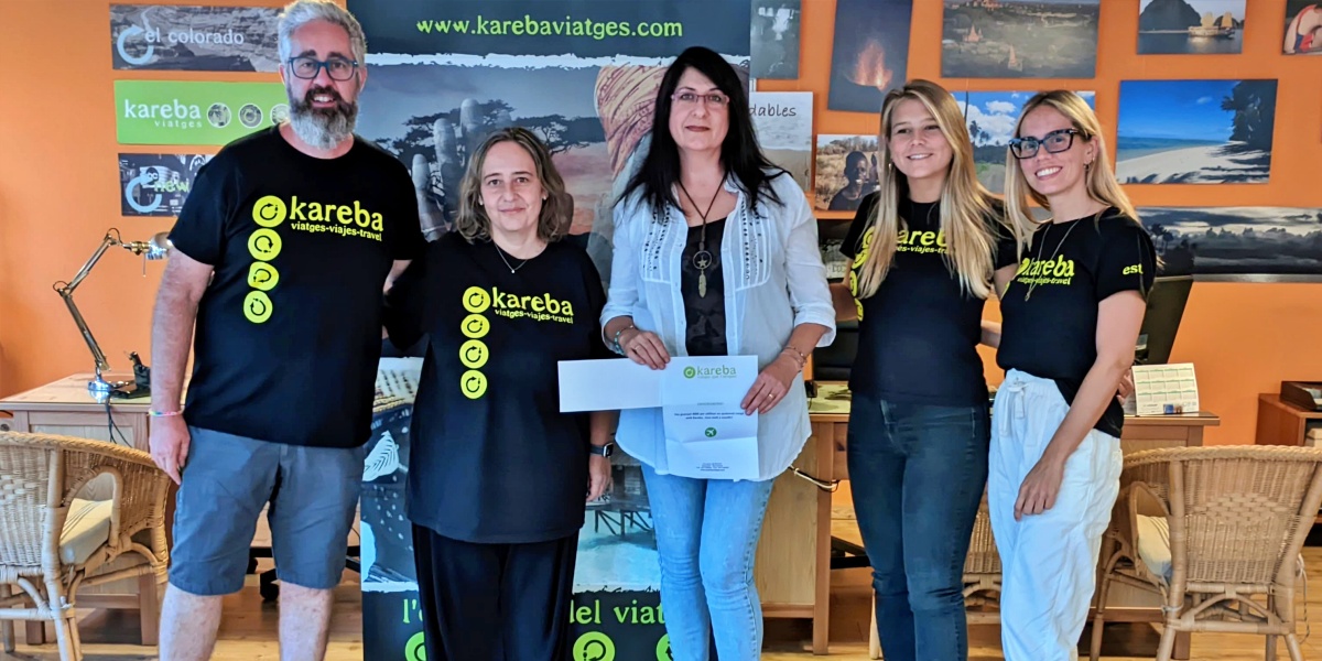 L'equip de Kareba Viatges amb la guanyadora del 10è concurs de fotos #EstiuSabadell - Memorial David Bisbal. Autor: J.d.A