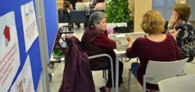 Foto portada: gent gran en un centre cívic.