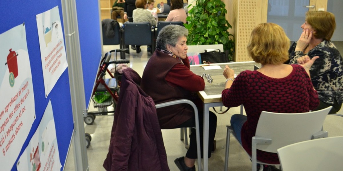 Foto portada: gent gran en un centre cívic.
