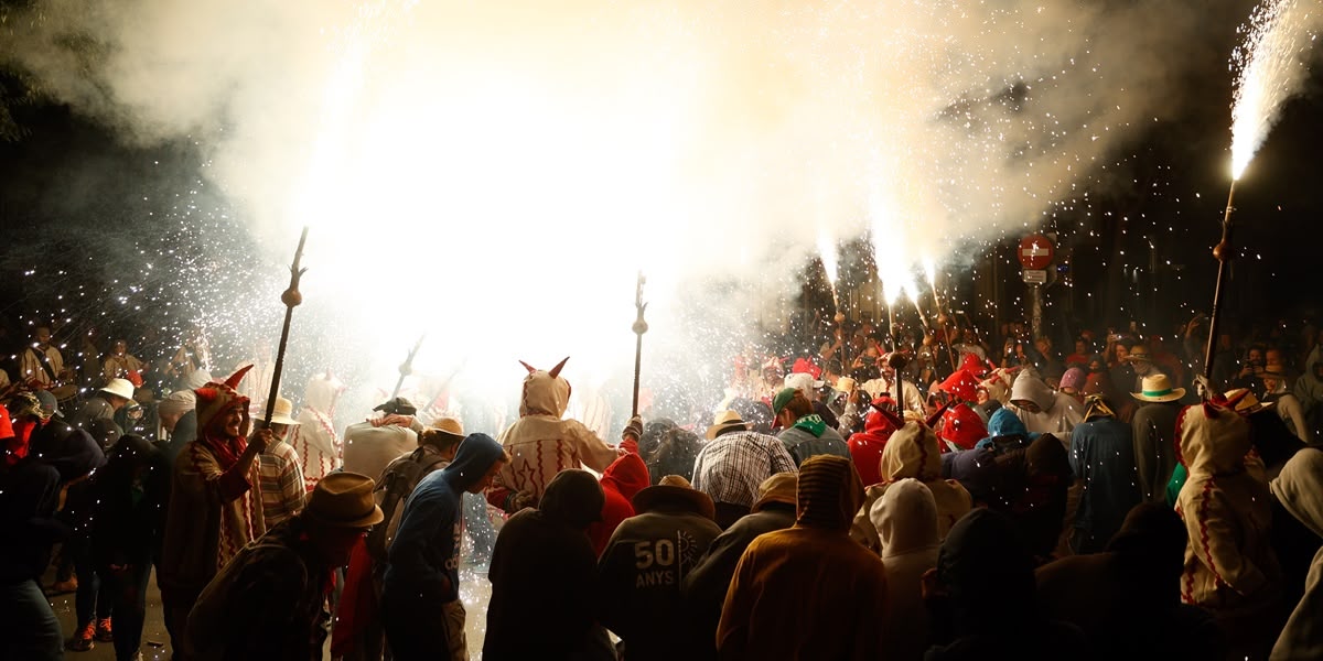 Foto portada: un moment de la cercavila infernal. Autor: David Jiménez.