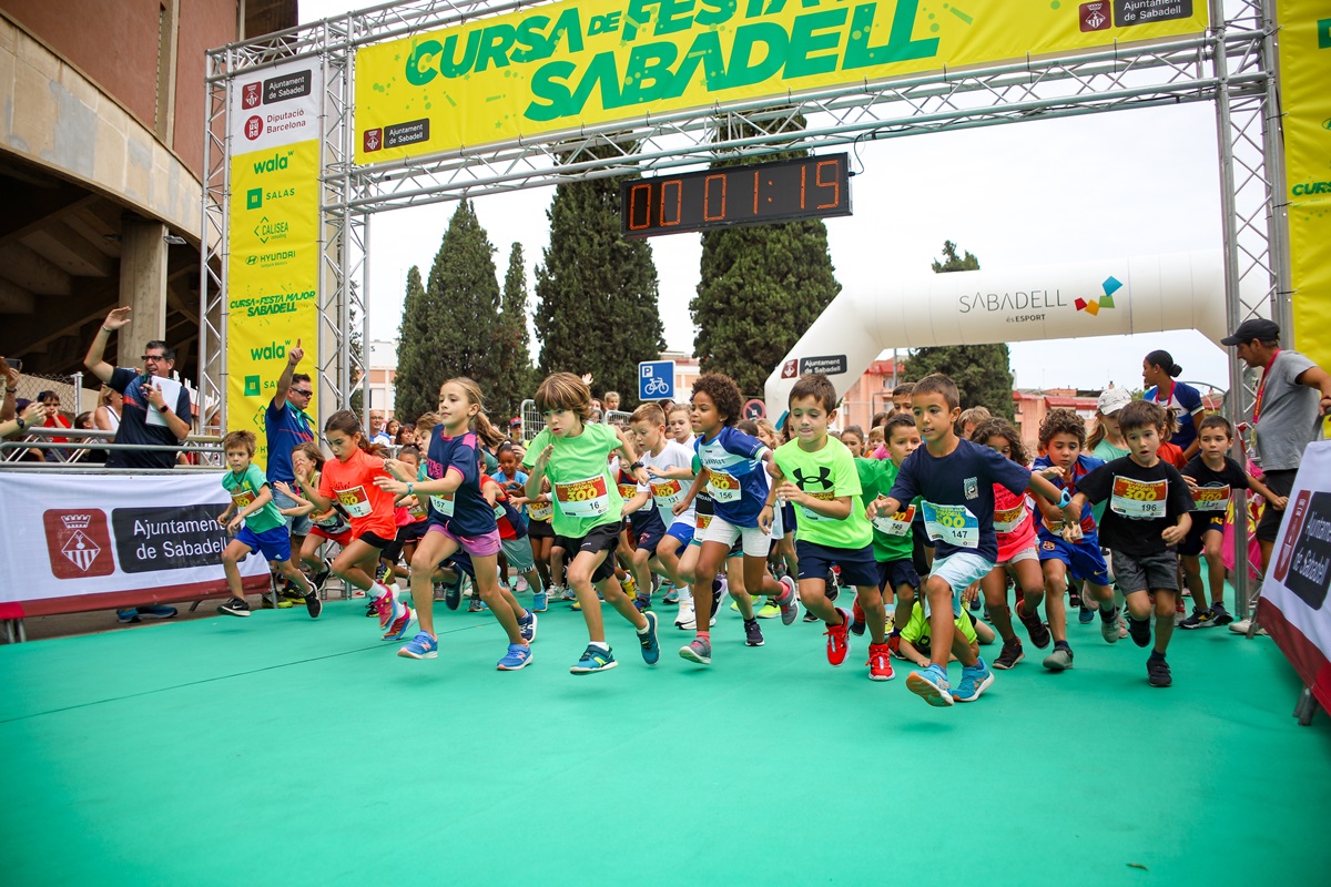 Sortida de la cursa de 300 metres, per a infants nascuts els anys 2016 i 2017, els més petits de la cursa.
