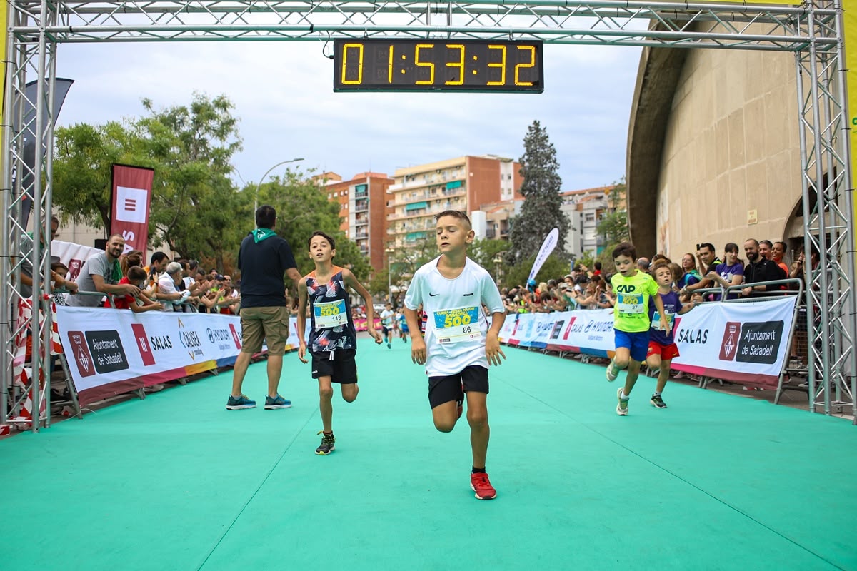 Arribada de corredors de la cursa infantil de mitjans.