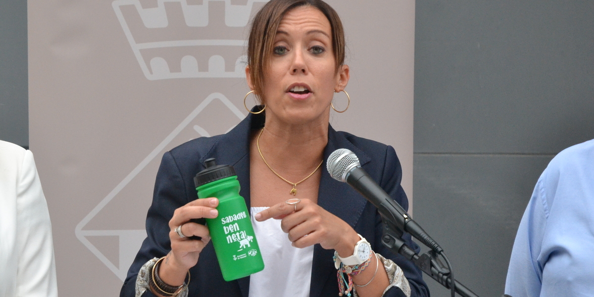 Farrés, amb una ampolla de la campanya contra excrements i orins de gos. Autor: Jordi M.