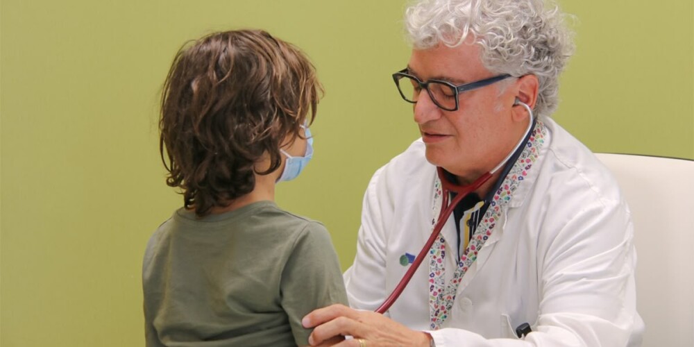 Dr. Òscar Asensio visitant pacient-Dia Mundial FQ. Cedida.