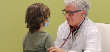 Dr. Òscar Asensio visitant pacient-Dia Mundial FQ. Cedida.