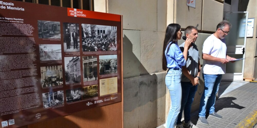 Foto portada: inauguració de l'Espai de Memòria dedicat al Círcol Republicà Federal, aquest migdia. Autor: J.d.A.