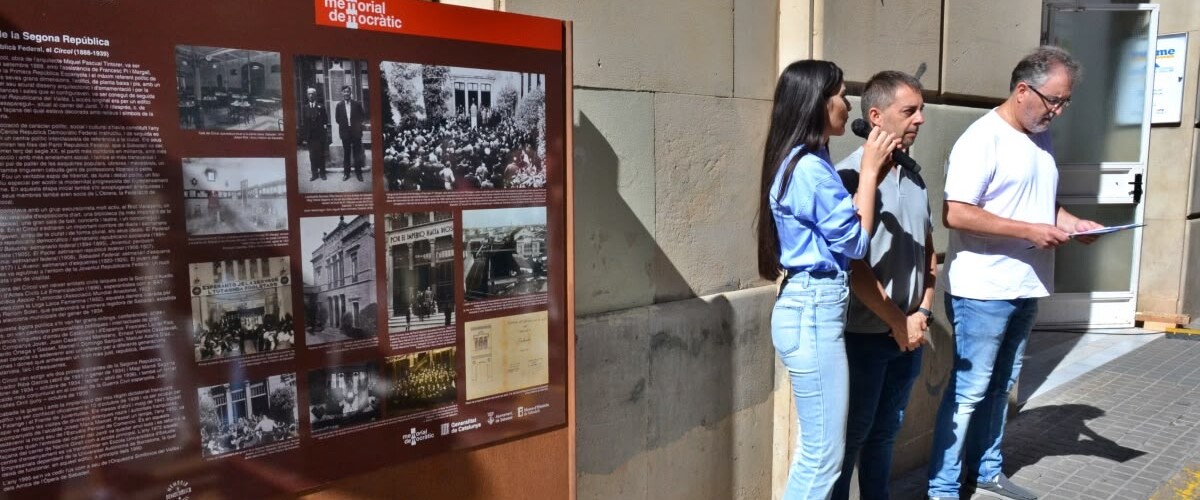 Foto portada: inauguració de l'Espai de Memòria dedicat al Círcol Republicà Federal, aquest migdia. Autor: J.d.A.