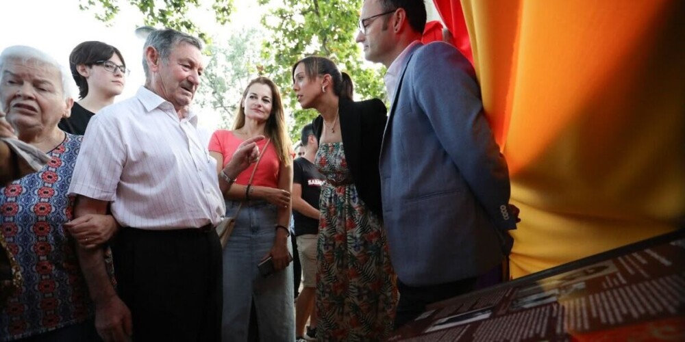 Antonio Martos, observant l'espai de memòria dedicat al seu germà Cipriano. Font: Ajuntament / Anna Mas