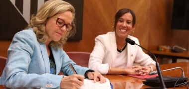 La vicepresidenta primera Nadia Calviño, signant el llibre d'honor de l'Ajuntament al costat de Marta Farrés. Autor: Anna Mas / Ajuntament
