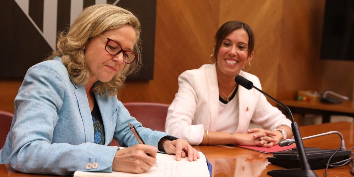La vicepresidenta primera Nadia Calviño, signant el llibre d'honor de l'Ajuntament al costat de Marta Farrés. Autor: Anna Mas / Ajuntament