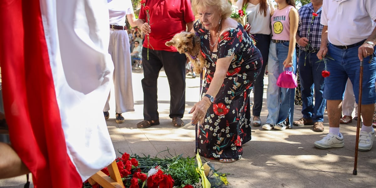 Foto portada: ofrena floral en l'homenatge a Allende, en el 50è aniversari del cop d'Estat de Pinochet. Autora: Alba Garcia.