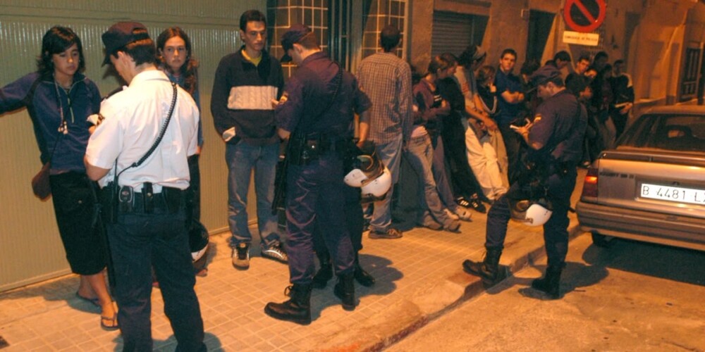Foto portada: identificacions policials la nit del Bemba. Foto via https://jotambeestavaalbemba.wordpress.com/
