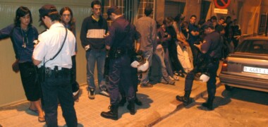 Foto portada: identificacions policials la nit del Bemba. Foto via https://jotambeestavaalbemba.wordpress.com/
