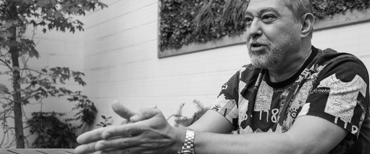 L'escriptor i periodista Jordi Solé, a la seva terrassa. Autora: Alba Garcia