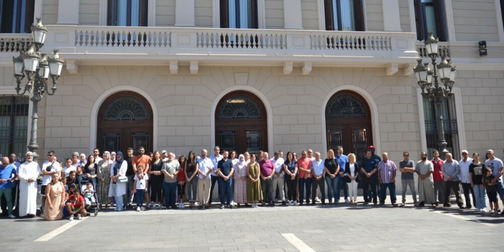 Foto portada: minut de silencia en solidaritat amb les víctimes del terratrèmol del Marroc, aquest diumenge. Autor: J.d.A.